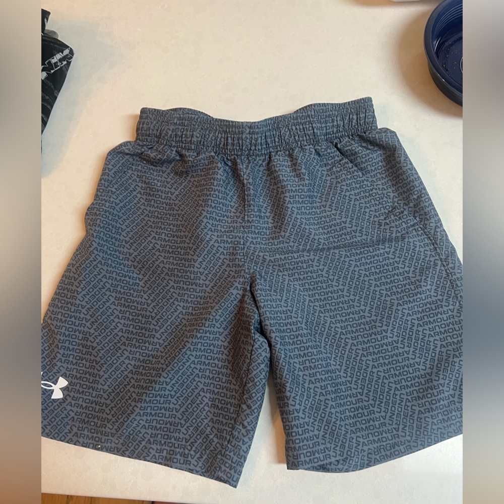 Under Armour boys medium Patterned Gray Athletic Shorts
